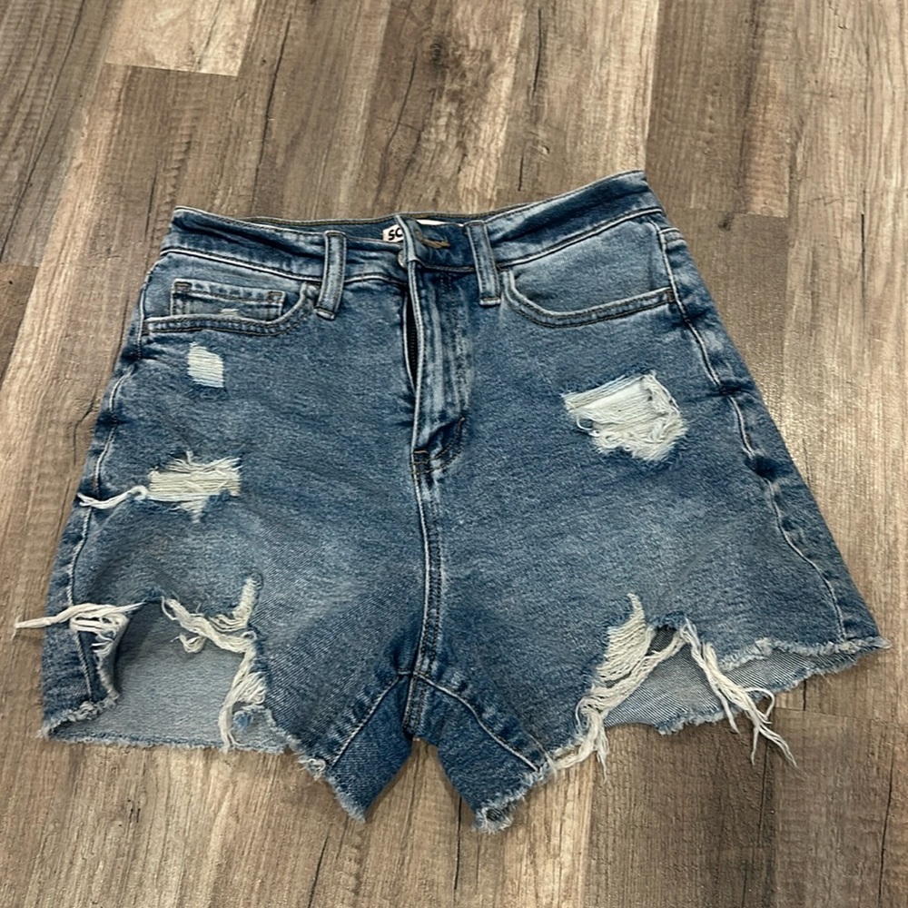 Size 3- SO Super High Rise 90’s Shorts denium wash.